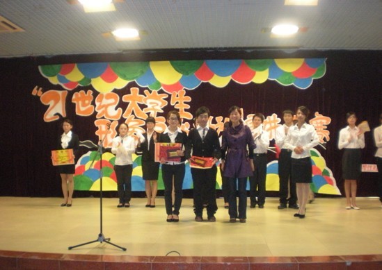 二等奖(左:本营销101班 李香惠 本囯物102班 李青文)