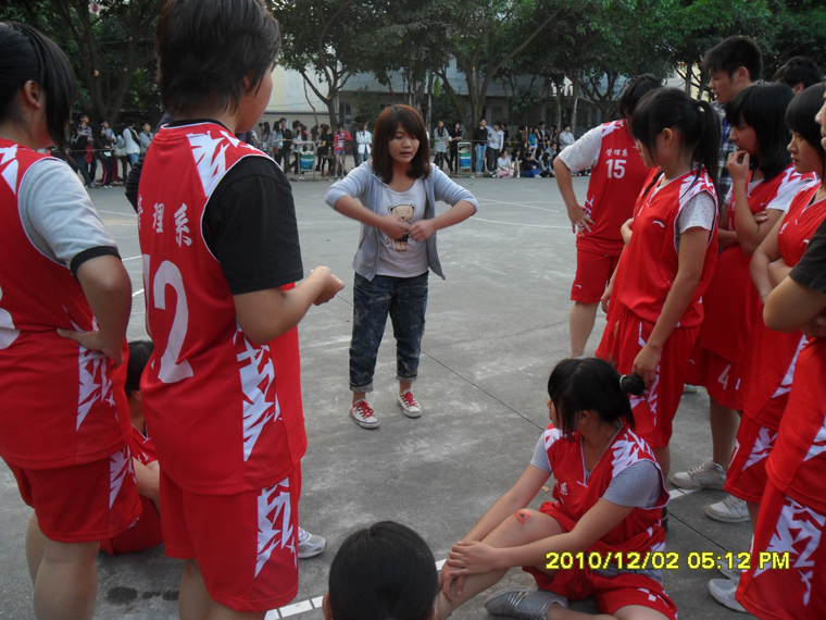 即使受伤了,为了集体荣誉,我们坚持到底!