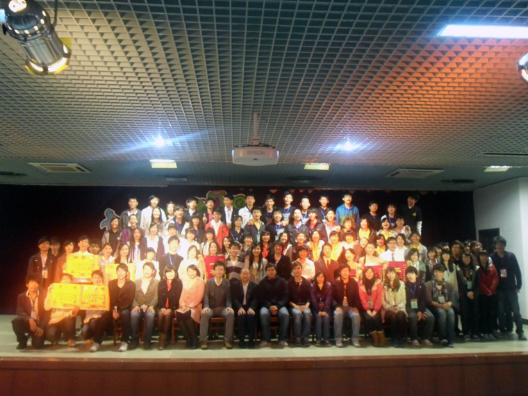 （嘉宾领导及管理系团总支学生会成员合影留念）